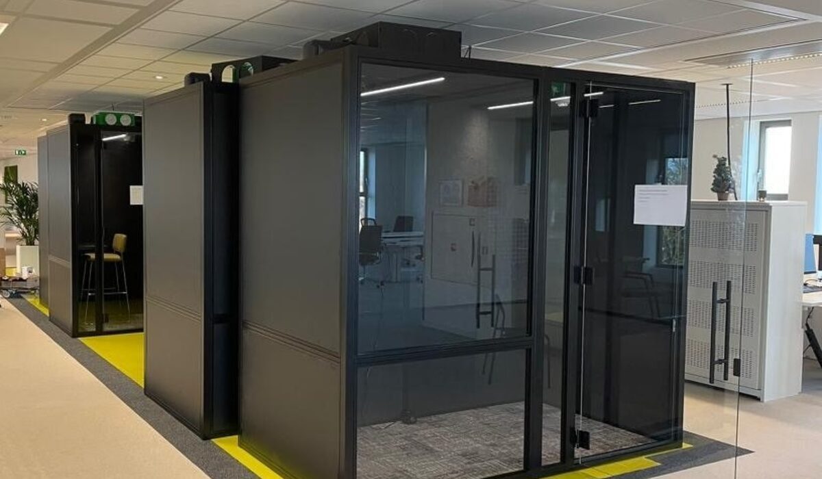 Twee BOW units als overleg- en focusplek in een kantoortuin