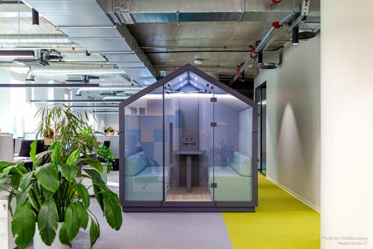 geluidsdichte cabine van OfficeBooths.nl